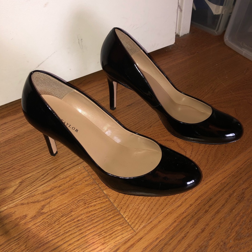 Black pumps